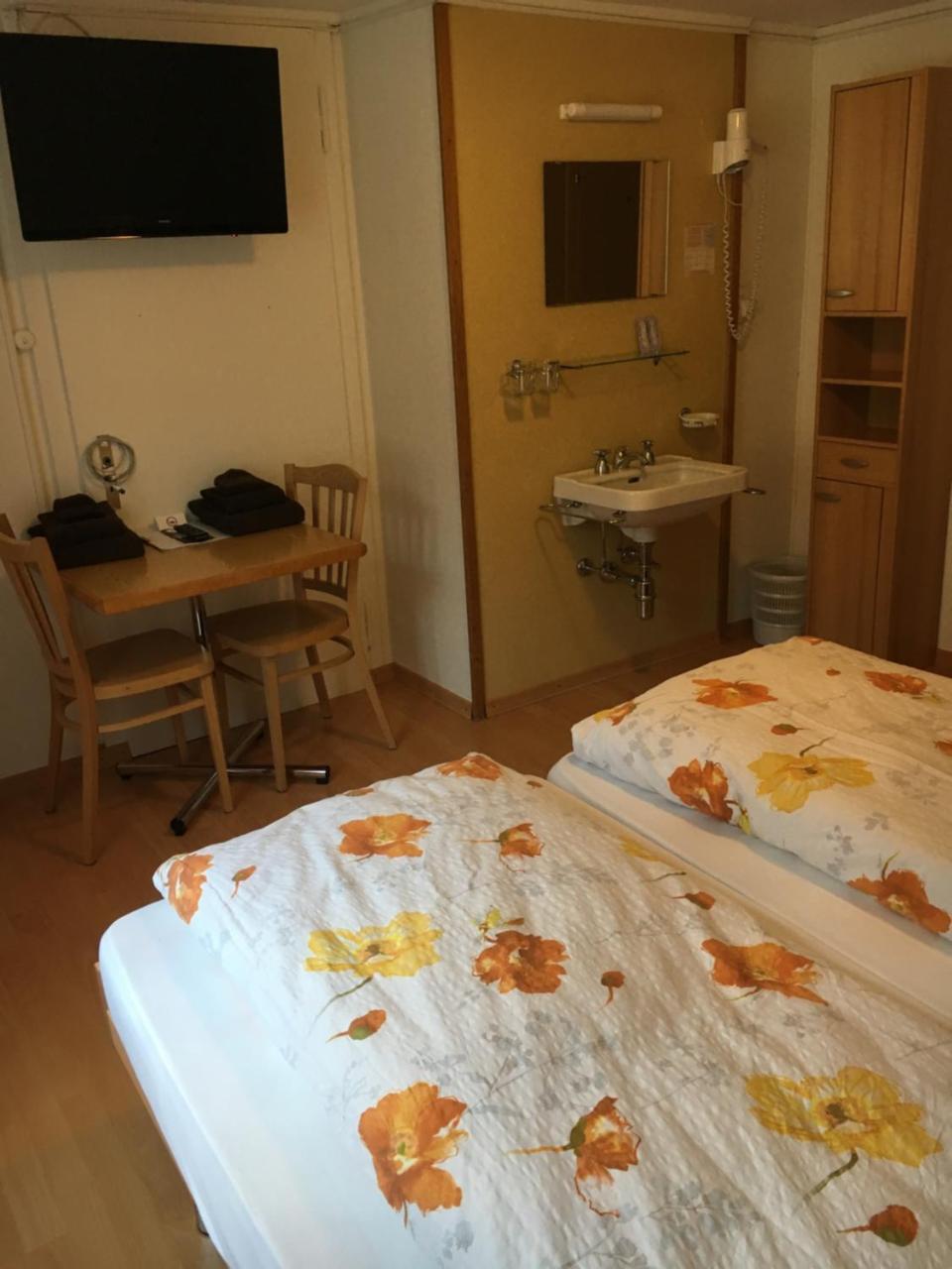 Hotel Restaurant Raben Linthal Buitenkant foto